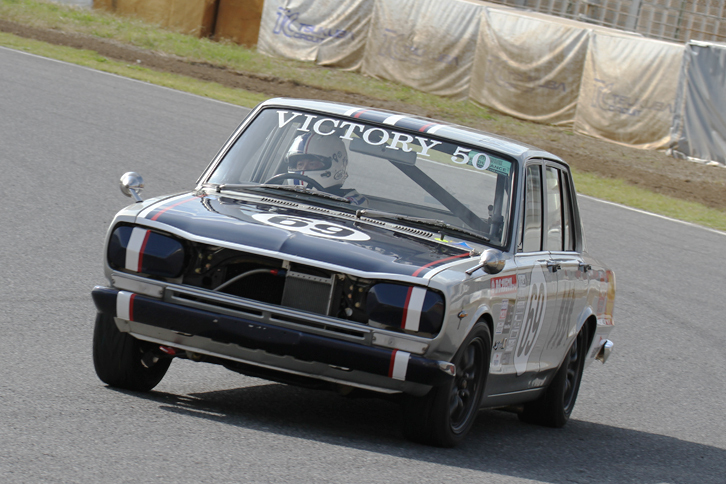 1コーナーを行く剣さん。初レースながら、非常にクールな走りで安定したラップを刻み、60分のうち3人中最長となる30分近くをドライブした。ハコスカ「GT-R」のカラーリングは、1969年JAFグランプリでデビューウィンを飾った篠原孝道仕様をベースに、桑島さんのマシンやヘルメットをイメージした赤のストライプを入れている。カーナンバー69は、“ロック”な剣さんのこだわりのナンバー。