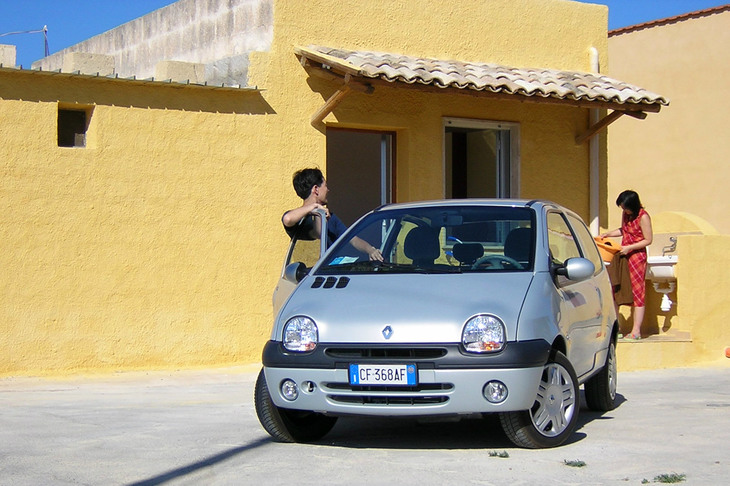 筆者がシチリアで1週間を共にした初代「ルノー・トゥインゴ」。2003年。