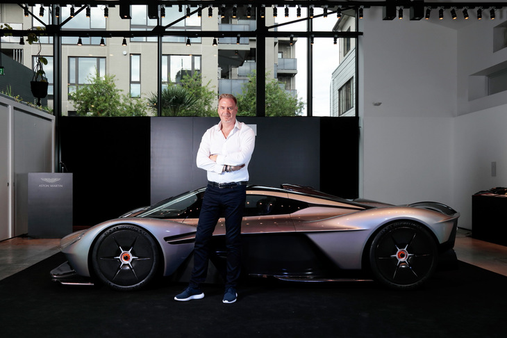 2017年10月に東京・青山で日本初公開された「ヴァルキリー」と、アストンマーティンのヴァイスプレジデント、マレック・ライヒマン氏。