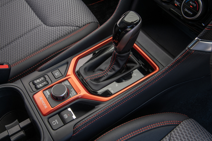 トランスミッションは全車でCVTを採用する。写真は「X-BREAK」のシフトセレクターまわり。