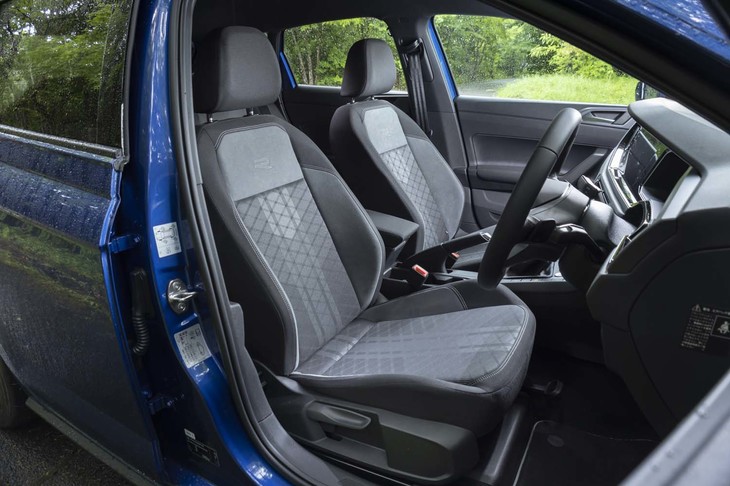 「TSI Rライン」専用のスポーツシート。表皮はマイクロフリースとファブリックの組み合わせ。