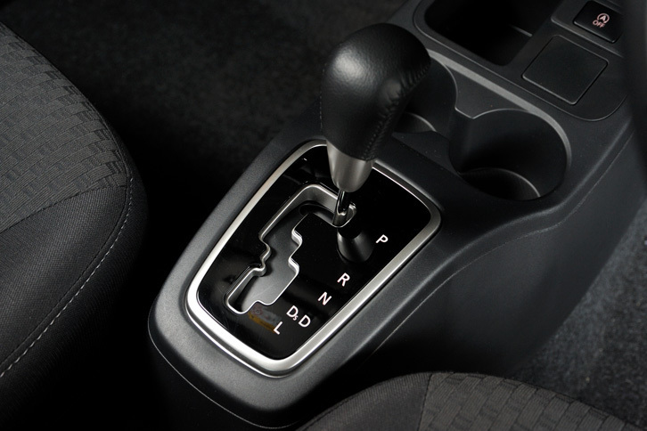 CVTについてはクラッチ制御を見直すことでアイドリングストップからの再始動時のショックを低減させるとともに、シフトダウンのマネジメントを変更し、中間加速時のレスポンスを高めている。