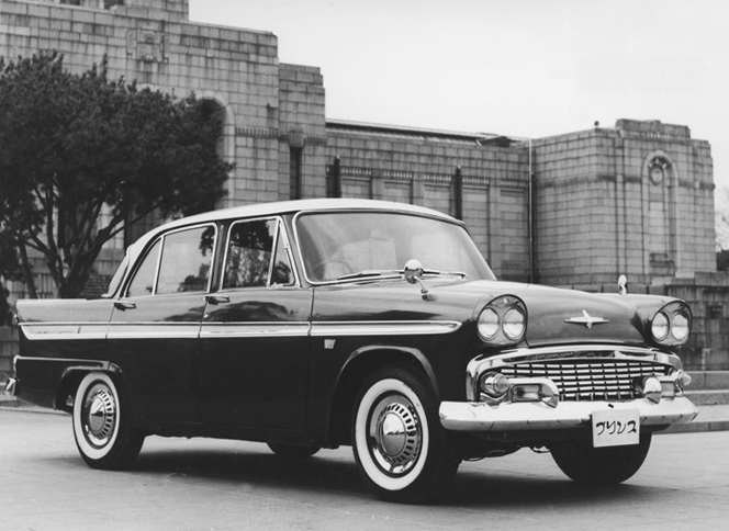 小型車規格（5ナンバー）の上限が1.5から2リッターに拡大されたのを受けて、1961年5月に登場した「スカイライン1900デラックス」（BLSID-3）。直4 OHVの1862ccエンジンは「グロリア」用と基本的に同じだが、圧縮比をグロリア用の8.5から8.0に下げてレギュラーガソリンに対応、最高出力は94psから91psへとわずかにデチューンされた。ボディーはフロントグリルがグロリアと共通になり、フロントフェンダーに“1900”のエンブレムが付く。価格はグロリアの115万円に対し、102万円。ちなみにライバルの「クラウン1900デラックス」は98万9000円、「セドリック1900デラックス」は103万5000円だった。