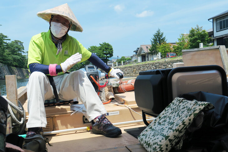 船頭さんいわく、「スイッチひとつで前進／後退が切り替えられるのも電動推進機のいいところ」とのこと。エンジン推進機ではクラッチ操作が必要となるため、両手作業となるのだ。進行方向の切り替えに、減速時、そしてスクリューに絡んだ藻を解く際など、堀川遊覧船では想像以上に“後進”を多用する。その操作が簡単なのはとてもありがたいとのことだった。