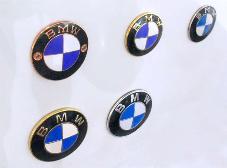 ミュンヘンにあるBMWミュージアムの展示より。BMWエンブレムの変遷。
