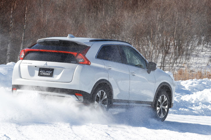 「エクリプス クロス」では、電子制御カップリングを備えた4WDをベースに、ブレーキ制御のAYCとASC（アクティブ・スタビリティー・コントロール）を組み合わせたシンプルな構成が取られる。