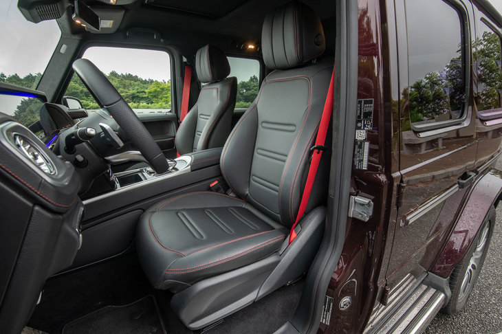 ボディーのサイズアップは車内空間の拡大に寄与。前後席ともに足元スペースや、肩まわりのゆとりが増している。