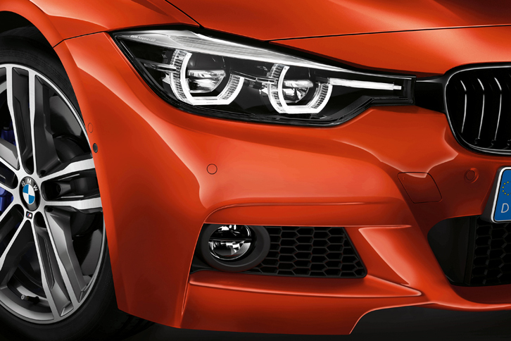 フロントまわりは、ダーク色のLEDヘッドライトやブラックキドニーグリルが装着される。