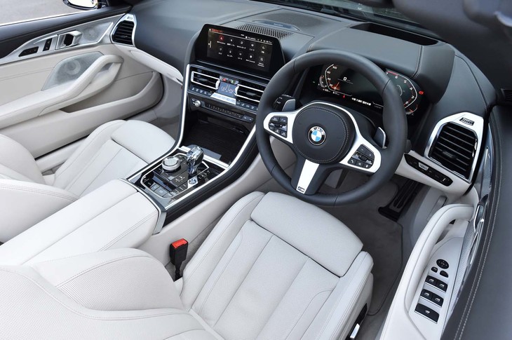 コックピット周辺のデザインや装備、ルーフの開閉スイッチなどを除いては「8シリーズ クーペ」と共通。センターコンソールはドライバー側に傾けられている。