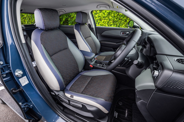 「e：HEV X HuNTパッケージ」のシートは、はっ水・はつ油機能があるプライムスムース×ファブリックの表皮に、カーキ＆ネイビーのカラーを用いた同モデルの専用アイテムだ。