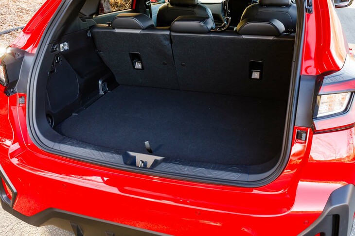 ラゲッジスペースに関しては、マイルドハイブリッド車より荷室長が6mm、荷室高が20mm減じており、積載容量も315リッターから279リッターに減少している（VDA法）。