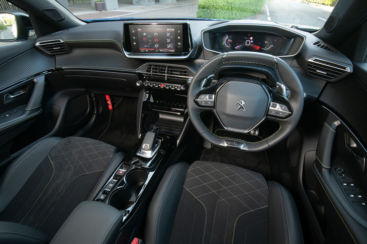 小径ステアリングホイールの上からメーターを見る、「iコックピット」と呼ばれるインストゥルメントパネルまわり。今日のプジョー特有のデザインだ。
