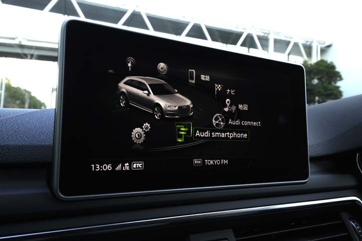 インフォテインメントシステムは、「Apple CarPlay」を使用しなくても、iPhoneやAndroidなどのスマートフォンを介して通信することが可能。天気やオンラインニュース、近隣のガソリンスタンドの燃料価格などを知ることができる。