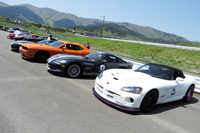 過日の「AUTO-X（オートクロス）」にて、日なたぼっこ中のモバー軍団の図。同価格帯の輸入スポーツカーの中でも、「バイパー」は“走ってる”個体やオーナーさんが多いモデルだと思う。