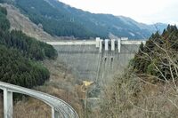 「滝沢ダム展望デッキ駐車場」からダムを拝む。デカい。デカすぎ。それと高すぎ。「雷伝廿六木橋」は橋脚の高さが30～50mもあるので、高所恐怖症の人は、あんまり左右を見ないで渡り切りましょう。私のように。