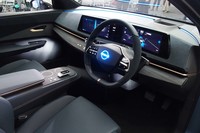 スイッチ類の設置を最小限としたシンプルなインテリアが特徴。最新のインフォテインメントシステムの採用によって、スマホとの連携も図られている。