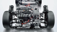 新型2.5リッター直列4気筒エンジンをベースとするハイブリッドユニット。JC08モードの燃費値は、先代モデルの25.4km/リッターを大幅に上回る33.4km/リッターを記録する。