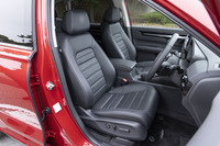 「e：HEV RS」のフロントシートはヒーターが内蔵された本革仕立てで、運転席には8Way、助手席には4Wayの電動調整機構が備わる。