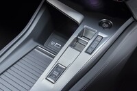 シフトセレクターはコンパクトなスライドスイッチ式。その後方はドライブモードセレクターで、モードは「エコ」「ノーマル」「スポーツ」の3種類。