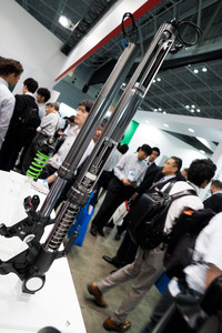 カワサキのアドベンチャーモデル「ヴェルシス」に採用されている、電子制御式減衰力可変ダンパー付きフロントフォーク。