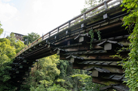 橋のたもとにある石段を下ってみる。猿橋は橋脚を使っていないのが特徴だ。