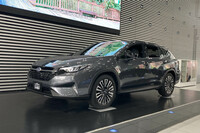 「レヴォーグ レイバック プレミアムブラックS：HEV EX」は、ターボ車や「プレミアムS：HEV EX」で標準採用される機能・装備の一部を簡素化し、価格を抑えたグレードと紹介される。