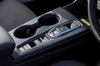 プッシュボタン式のシフトセレクターを採用。