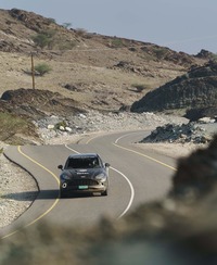 大柄な車体に対して2245kgと車重が抑えられた「DBX」。前後の重量配分は54：46となっている。