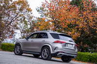 兄貴分といえる「GLS」とのボディーサイズ比較では、「GLE」は全長が200mm短く、全幅が40mm広い。