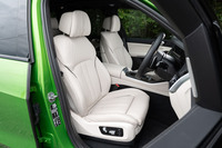 フロントに備わるマッサージ機能などを備えたコンフォートシート。これを含むセットオプション「コンフォートパッケージ」は、試乗車では15万円のセットオプション扱いだったが、今日の「xDrive40d Mスポーツ」では標準装備となっている。