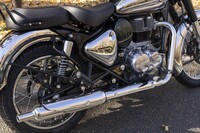 今日の「350」シリーズの骨格となるのは、新世代のツインダウンチューブクレードルフレームと349cc空冷単気筒エンジンからなる「Jプラットフォーム」である。2021年導入の新世代プラットフォームだけに、見た目はクラシックだが性能はモダンだ。