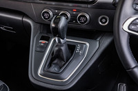 ダッシュボードから突き出したようにデザインされたシフトパネルに、シフトセレクターと電動パーキングブレーキのスイッチを配置。シフトセレクターはオーソドックスなレバー式で、手動で走行ギアを選択できるマニュアルモードも組み込まれている。