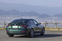 今回の試乗車のボディーカラーは44万円のオプションの「アルピナグリーン」。4本出しのマフラーもアルピナ独自の仕立てだ。