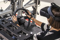 指用のウエアラブルデバイスやVRゴーグル、そして21基の赤外線カメラのデータをもとに、バーチャルに変換する。（写真＝Italdesign）