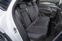 クーペスタイルでありながら後席のヘッドルームは広々としている。座面もバックレストもゆとりのあるサイズだ。