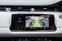 合成映像によってフロントフードの下の地面が疑似的に透けて見える「クリアサイトグラウンドビュー」を、「レンジローバー」として初搭載。