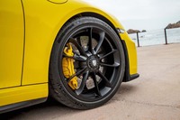 細身のスポークが目を引く鍛造20インチアルミホイール。タイヤはミシュランの「パイロットスポーツ カップ2」で、サイズは前：245/35ZR20 91Y、後ろ：305/30ZR20 103Y。