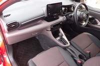 「ヤリス ハイブリッド」のインテリア。写真に見られるように、コンベンショナルなIゲート型シフトセレクターやレバー式のパーキングブレーキが採用されている。