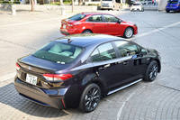 新型「カローラ」（セダン）のリアビュー。