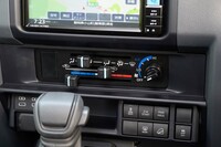 エアコンは古式ゆかしきマニュアル式。風量や温度、冷房のコンプレッサーなどはすべて個別に操作するかたちで、最近のオートエアコンに慣れた人は、説明書がないと混乱することになる。