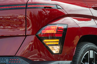 リアコンビランプもフェンダーに組み込まれている。先進的なスタイリングでありながら、バックランプなどにマルチリフレクターを使っている。