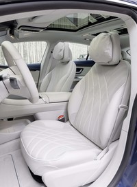 シートはサイドサポートの高さを抑えた独特な形状だ。斜めにクロスする型押しラインに合わせて細かなパーフォレーション（穴開け）が施されていることが分かる。