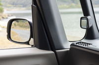 合わせ鏡を利用して左寄せ駐車をしやすくする「ピタ駐ミラー」が備わっている。