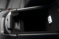 センターコンソールに備わる収納ボックス。前方（写真向かって左）に携帯端末の非接触充電機能が備わっており、対応する端末であればUSBケーブルなどがなくても充電が可能となっている。