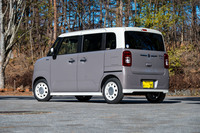 デザイナーこだわりのアイテムはサイドとリアのアンダーガーニッシュなどで、セットで「ナチュラルシックスタイルエクステリアセット」と呼ばれる。コーディネートはほかに4種類が用意されている。