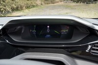 メーターパネルは10インチの液晶タイプ。写真は「ダイヤル」と呼ばれる表示モードで、レーダーのように見える2本の緑の直線がスピードメーターとタコメーターの針となっている。