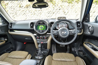 円形デザインを随所にちりばめたインテリア。クロームメッキを多用して、一段と豪華に仕上げている。