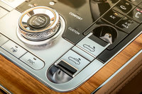 ソフトトップの開閉に必要な時間はそれぞれ19秒。車速が50km/h以下であれば走行中でも操作が可能となっている。従来モデルでは、作動に要する時間が25秒、操作可能な車速が30km/h以下だった。