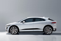 後ろへ向かうほど高くなる、ウエッジシェイプのベルトラインが目を引く「Iペース」。ガラスエリアも薄く、そのサイドビューは非常にスポーティーだ。