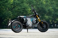 「CE 02」は日本では排気量125cc～250ccの軽二輪車に区分されるため、車検を受ける必要はない。トランスミッションもないので、もちろんAT限定免許で運転できる。